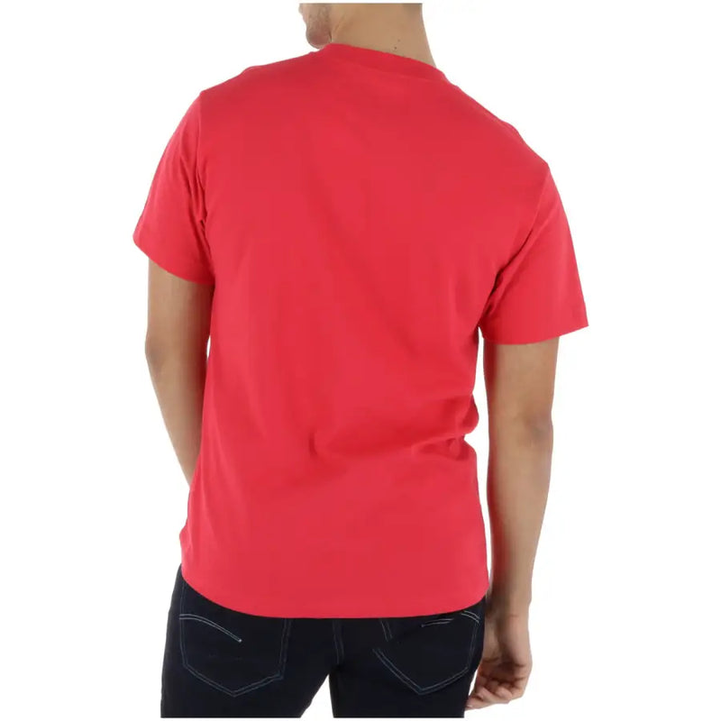 Ein leuchtend rotes Vans Herren-T-Shirt mit korallenfarbenem Rundhalsausschnitt aus 100 % weicher Baumwolle und kurzen Ärmeln.