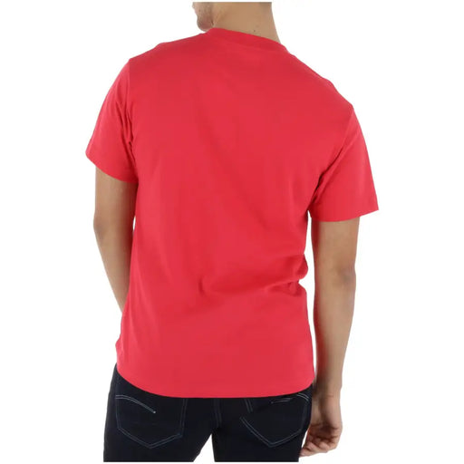 Ein leuchtend rotes Vans Herren-T-Shirt mit korallenfarbenem Rundhalsausschnitt aus 100 % weicher Baumwolle und kurzen Ärmeln.