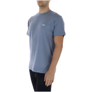 Ein hellblaues Vans Herren-T-Shirt aus Baumwolle mit kurzen Ärmeln, Rundhalsausschnitt und kleinem weißen Logo auf der linken Brust.