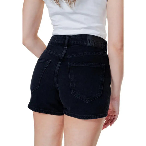 Vero Moda Schwarze, hochgeschnittene Jeansshorts aus Baumwolle mit Gesäßtaschen und Markengürtelschlaufe