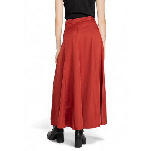 Vero Moda red polyester pleated midi skirt with rust red satin finish for women fall winter wear