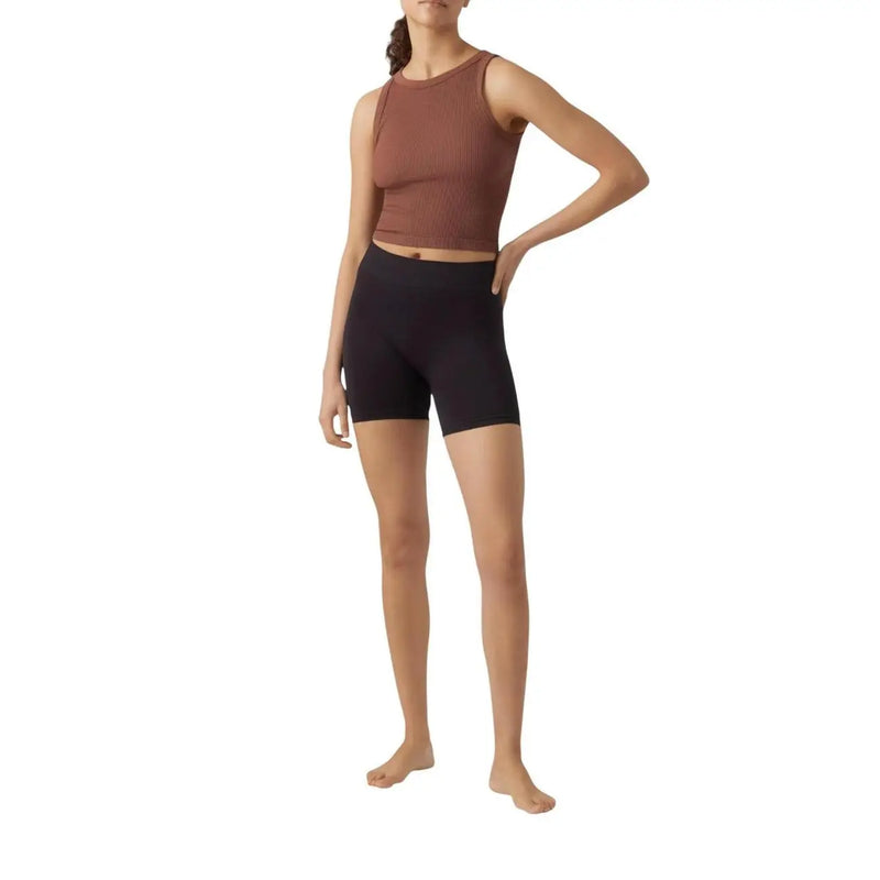 A ribbed rust-colored sleeveless crop top with high neckline paired with vero moda black polyamide elastane shorts