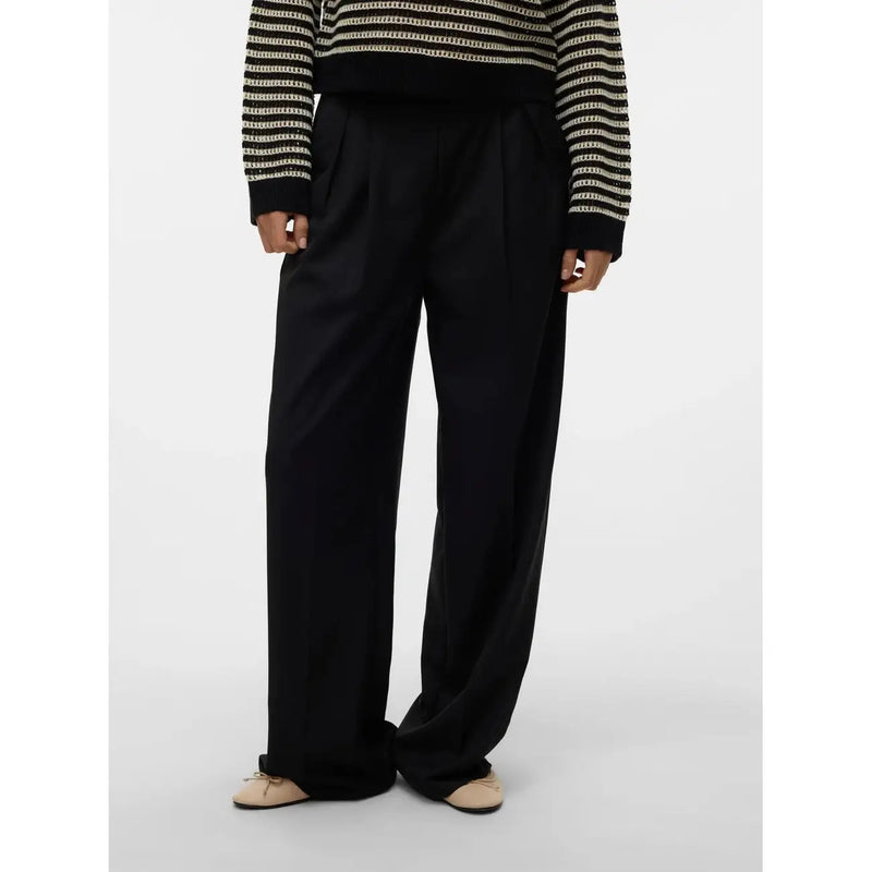 Schwarze, weit geschnittene Damenhose mit Reißverschluss von Vero Moda aus glattem, tailliertem Polyester-Viskose-Gewebe mit dezenten Taillenfalten