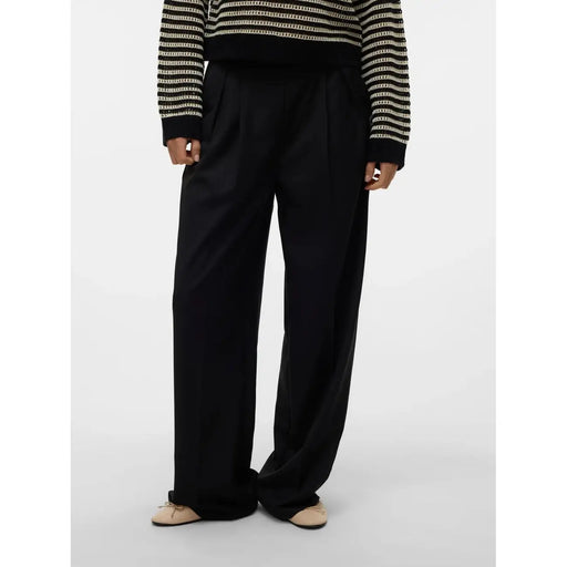 Schwarze, weit geschnittene Damenhose mit Reißverschluss von Vero Moda aus glattem, tailliertem Polyester-Viskose-Gewebe mit dezenten Taillenfalten