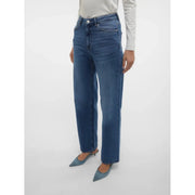 Vero Moda Damenjeans aus mittelblauem Baumwollmischgewebe mit hohem Bund und geradem Bein.