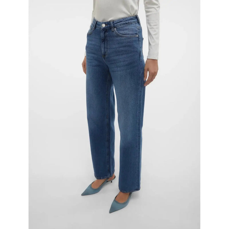 Vero Moda Damenjeans aus mittelblauem Baumwollmischgewebe mit hohem Bund und geradem Bein.