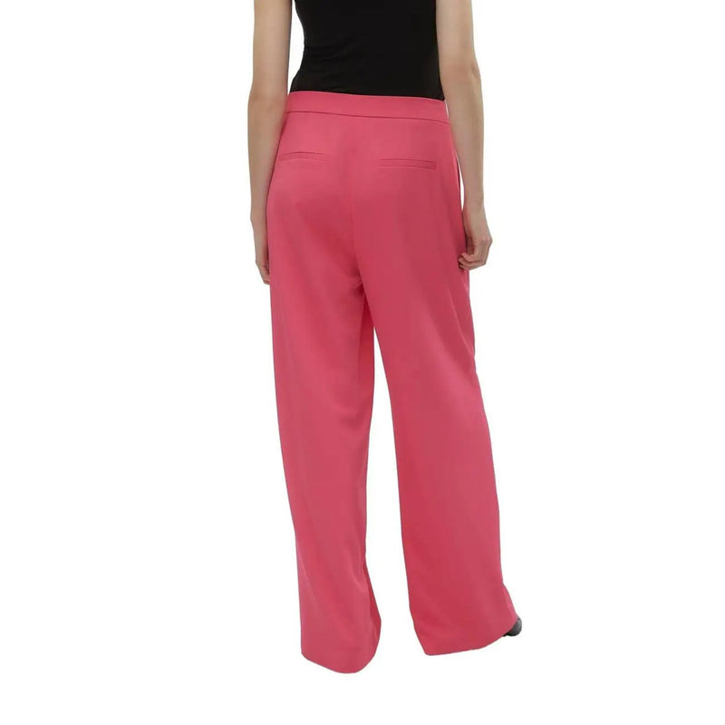 Vero Moda Damen-Polyesterhose in Fuchsia mit weitem Bein, elegantem, tailliertem Schnitt und dezenten Gesäßtaschen, von hinten gesehen.