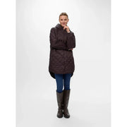 Ein dunkelbrauner, gesteppter Kapuzenmantel mit asymmetrischem Saum und Knopfverschluss aus Polyamid-Polyester-Material