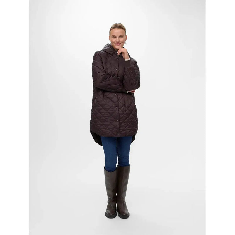 Ein dunkelbrauner, gesteppter Kapuzenmantel mit asymmetrischem Saum und Knopfverschluss aus Polyamid-Polyester-Material