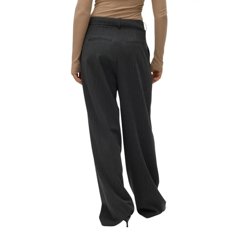 Schwarze, weite Nadelstreifenhose mit tailliertem Bund und dezenten Vordertaschen aus Viskosemischung von vero moda