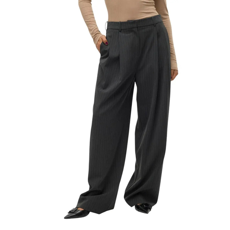 Vero Moda Damen graue Nadelstreifenhose aus Viskosemischung mit schwarzem, weitem Bein, hohem Bund und dezenten vertikalen Streifen