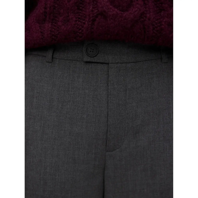 Vero moda Die graue Damenhose ist aus einem dunkelgrauen Wollmischgewebe mit dezenter Struktur und einem einzelnen schwarzen Knopf am Bund gefertigt.