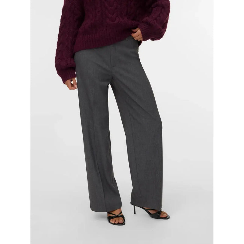 Vero Moda Damenhose in Grau mit Reißverschlussknopf, normale Passform, aus dunkelgrauem, tailliertem Stoff mit weitem Bein und sauberen Bügelfalten.