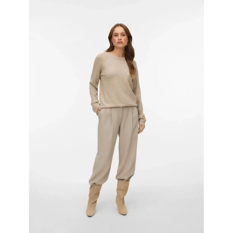 Vero Moda Damen-Strickpullover in Beige mit Rundhalsausschnitt, langen Ärmeln und lockerer Passform aus Strickmaterial
