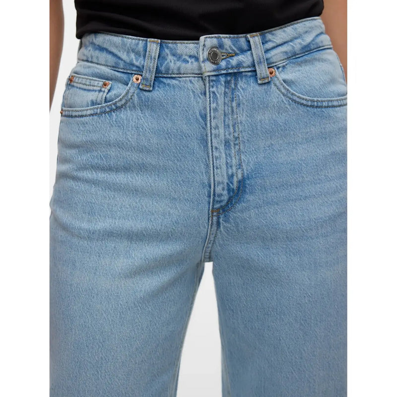 Vero Moda Hellblaue Damen-Jeans aus Baumwoll-Denim in heller Waschung mit klassischem Fünf-Taschen-Design und kupferfarbenen Beschlägen
