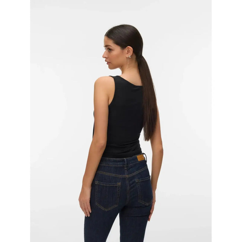 Vero Moda Frauenpanzer top Schwarzes, ärmelloses Lyocell-Top mit Rundhalsausschnitt, taillierter Silhouette und dezenter Raffung am Rücken (Ansicht von unten).