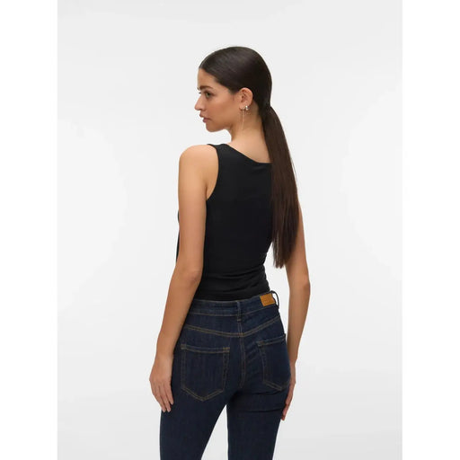 Vero Moda Frauenpanzer top Schwarzes, ärmelloses Lyocell-Top mit Rundhalsausschnitt, taillierter Silhouette und dezenter Raffung am Rücken (Ansicht von unten).
