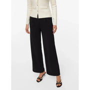 Vero Moda Schwarze Damenhose mit weitem Bein und eleganter, taillierter Passform aus Polyester für bequemen Tragekomfort.