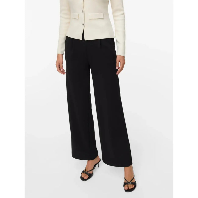 Vero Moda Schwarze Damenhose mit weitem Bein und eleganter, taillierter Passform aus Polyester für bequemen Tragekomfort.