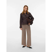 Dunkelbraune Peplumbluse mit langen Ärmeln und Knopfleiste vorne, kombiniert mit vero moda beige Polyester-Schlupfhose