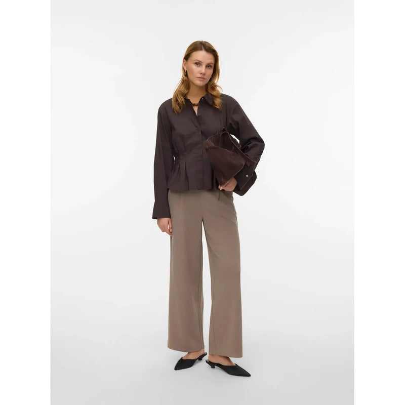 Dunkelbraune Peplumbluse mit langen Ärmeln und Knopfleiste vorne, kombiniert mit vero moda beige Polyester-Schlupfhose