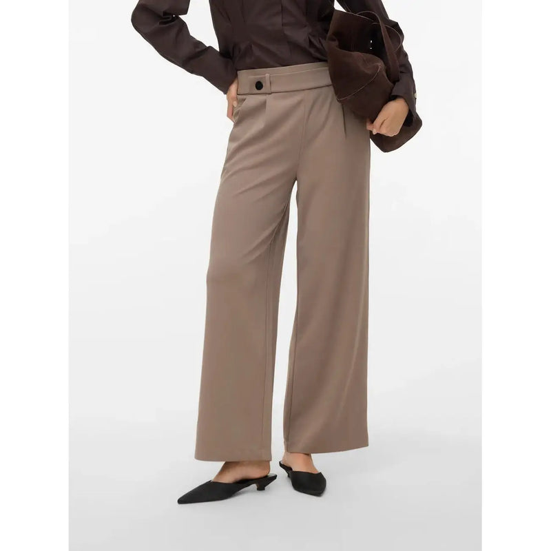 Vero Moda Beige Damen-Hose aus Polyester mit weitem Bein, hohem Bund und Gürtelschlaufen in elegantem Stoff.