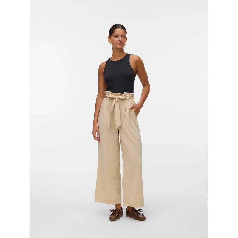 Vero Moda Beige Damenhose mit hohem Bund, weitem Bein und Bindegürtel zum Hineinschlüpfen, aus Viskosemischgewebe