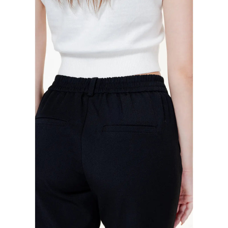 Vero Moda Schwarze Damenhose mit elastischem Bund, elegantem Schnitt und dezenten, schlichten Vordertaschen