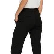 Vero Moda Schwarze, taillierte Damenhose mit elegantem, modernem Design und dezenten Gesäßtaschen, von hinten gesehen