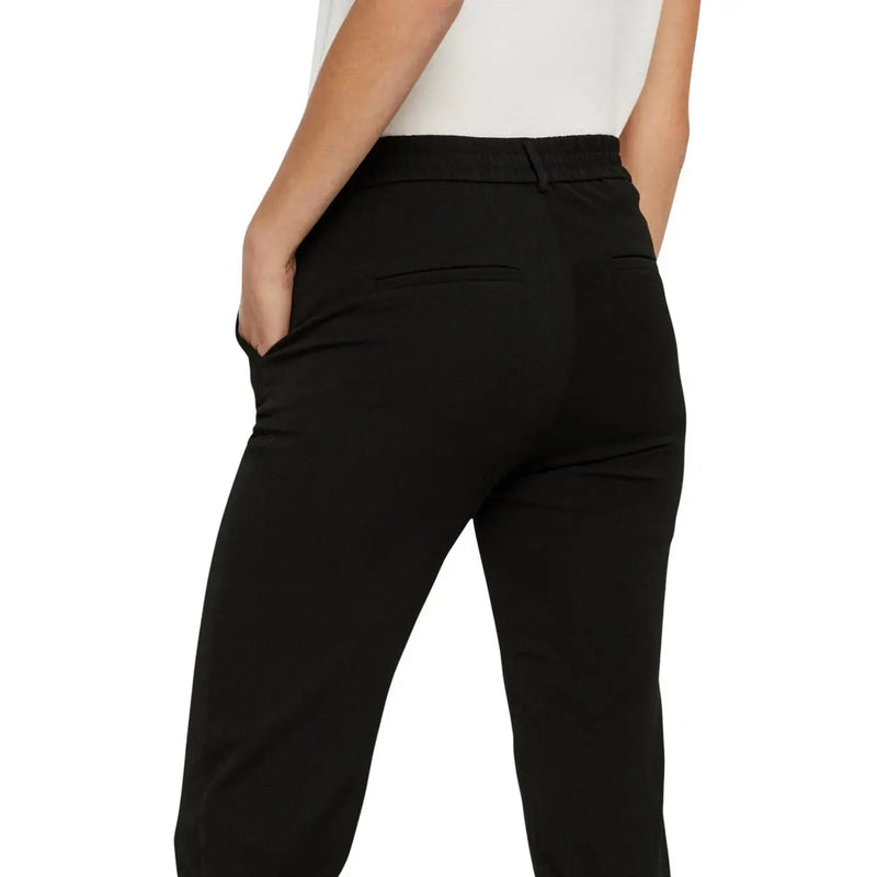 Vero Moda Schwarze, taillierte Damenhose mit elegantem, modernem Design und dezenten Gesäßtaschen, von hinten gesehen