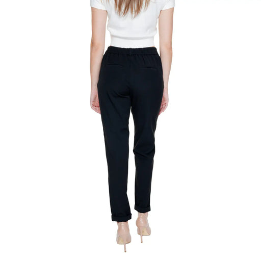 Vero moda Schwarze, taillierte Damenhose mit elastischem Bund, umgeschlagenen Beinabschlüssen und schlichten Vordertaschen.