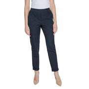 Vero Moda Schwarze, taillierte Damenhose mit schlichten Vordertaschen, geradem Bein und umgeschlagenen Säumen.