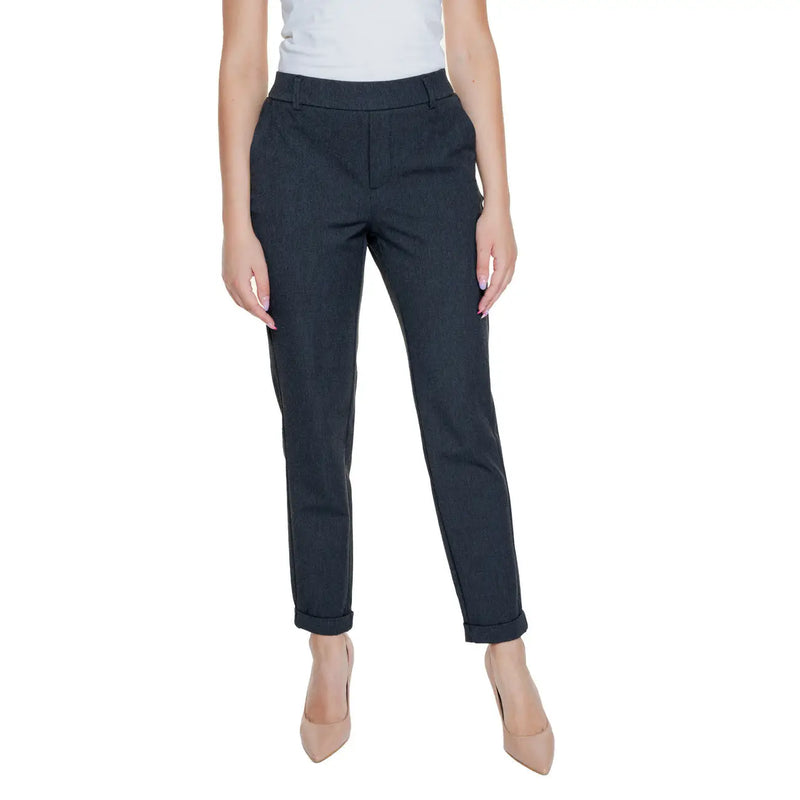 Vero Moda Schwarze, taillierte Damenhose mit schlichten Vordertaschen, geradem Bein und umgeschlagenen Säumen.