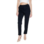 Vero moda Schwarze Damenhose mit schlichten Vordertaschen, elegantem, geradem Bein und umgeschlagenen Säumen.