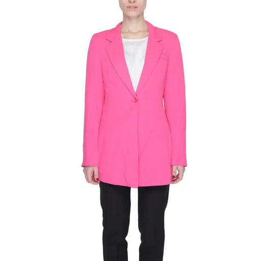 Vero Moda women’s fuchsia blazer with sleek tailored fit classic notched lapels button and front pockets