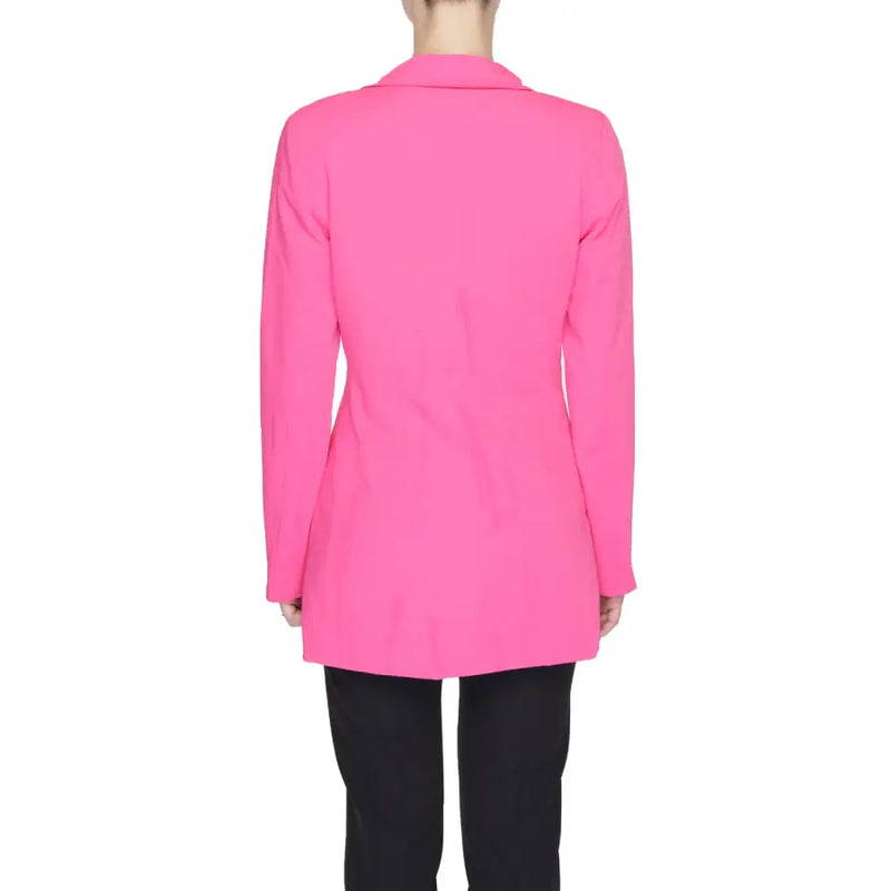 Vero Moda women’s fuchsia blazer with a tailored fit, long sleeves, button closure, and front pockets