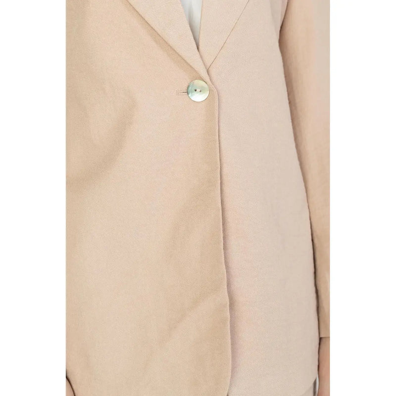 Vero moda women’s pink blazer with lapel collar front pockets and a beige single round metallic button closure