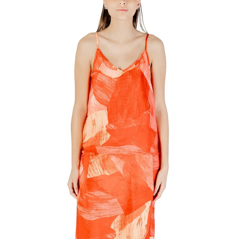 Ein Villenkleid für Frauen, Tank top in Orange mit V-Ausschnitt, aus Viskosemischung mit abstraktem Pinselstrichmuster, Slipkleid-Design