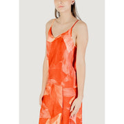 Vila Damen-Slipkleid mit abstraktem Pinselstrichmuster in leuchtenden Orange- und Pfirsichtönen und dünnen Spaghettiträgern aus Viskosemischung
