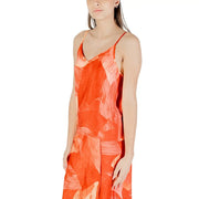Ein leuchtend orangefarbenes, ärmelloses Tanktop von Vila Clothes für Damen top mit V-Ausschnitt und abstraktem Pinselstrichmuster aus Viskosemischung