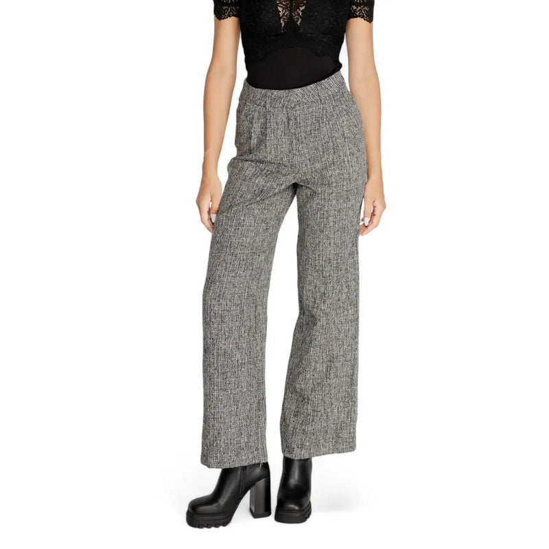 Graue, hochgeschnittene Hose mit weitem Bein und Fischgrätmuster sowie Reißverschlusstaschen hinten von Vila Clothes Women