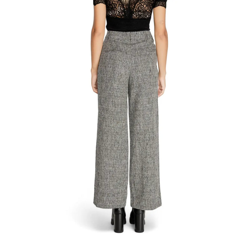 Hochgeschnittene, weite Hose aus strukturiertem grauem Tweed mit Reißverschlusstaschen hinten aus der Damenkollektion von Vila Clothes.