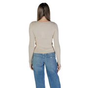 Beigefarbener, gerippter Langarmpullover mit Rundhalsausschnitt aus der weißen Strickkollektion von Vila (Viskose-Nylon).