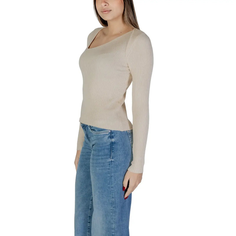Beige geripptes Langarmshirt top mit eckigem Ausschnitt aus Viskose und Nylon aus der weißen Strickkollektion von Vila für Damen.