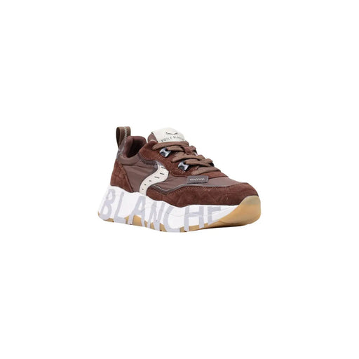 Voile blanche Damen-Sneaker aus braunem Wildleder mit klobigem Design und weißer Schrift auf der Sohle