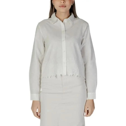 White button-up collared long-sleeve cotton shirt by Jacqueline De Yong for women