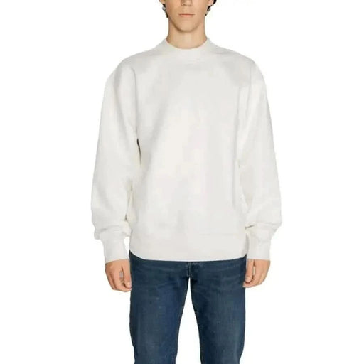 Weißes Sweatshirt mit Rundhalsausschnitt, getragen von einem Model, das Folgendes zeigt Calvin Klein Herren-Sweatshirts