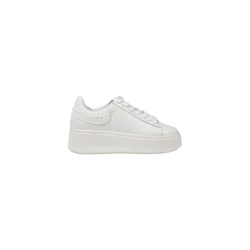 White leather platform sneaker showcasing a trendy high-sole design