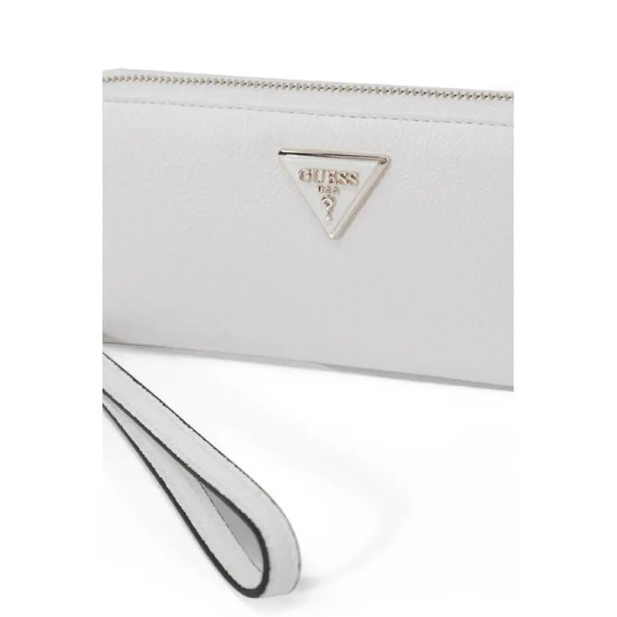
                      
                        Urban city style Guess women wallet in white leather with metal triangle
                      
                    