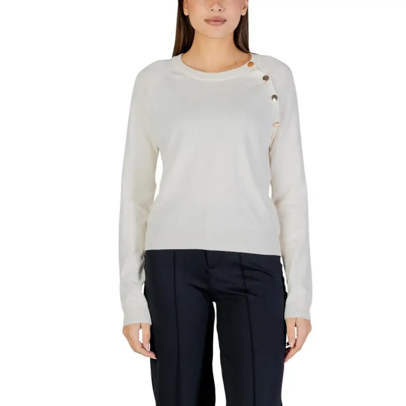 Cremefarbener, langärmeliger Damenstrickpullover top mit strukturiertem Strick und Schulterknöpfen